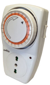 ISI D Interruttore Orario a Spina,giornaliero, spina 16A, presa Bipasso, 230V - ORB OB163032